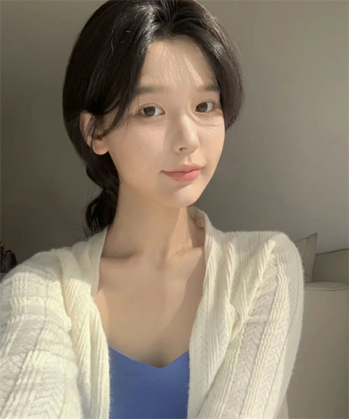 이연 21살 160 / 44 / B컵